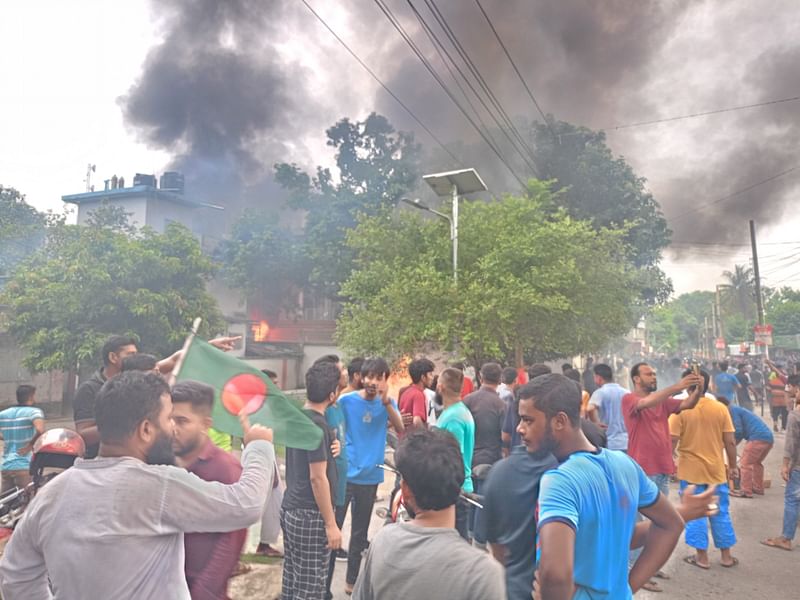 চুয়াডাঙ্গা (০৫-০৮-২০২৪): চুয়াডাঙ্গা জেলা আওয়ামী লীগের সভাপতি ও সংসদ সদস্য সোলায়মান হক জোয়ার্দার ও তার ভাইয়ের বাড়িতে আগুন। সোমবার বিকেলে